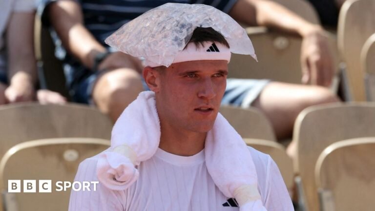 French Open 2026 results: Jakub Mensik collapses after win and Novak Djokovic swelters in Paris heat Jakub Mensik sits with an ice pack on his head during his first-round match at the French Open