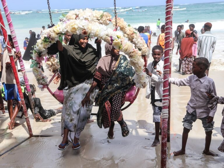 Mogadishu gathers for Eid with prayers, family meals and outings | Religion News Mogadishu gathers for Eid with prayers, family meals and outings | Religion News