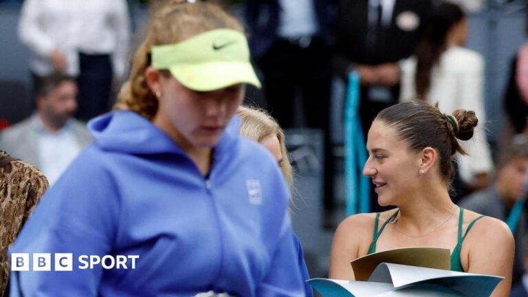 Ukraine's Marta Kostyuk (right) and Russia's Mirra Andreeva in the Madrid Open trophy ceremony