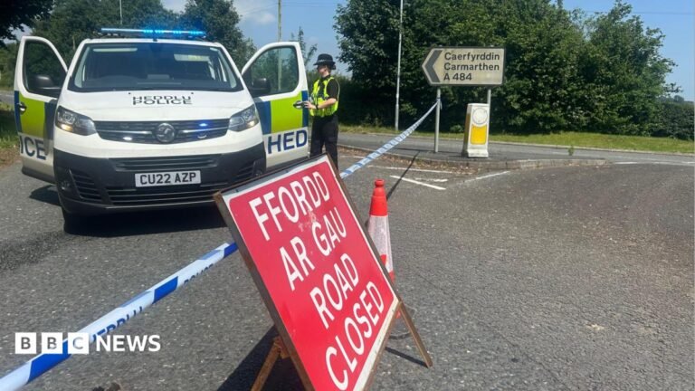 Major incident declared in Kidwelly after bus crash A picture of a blue and white police cordon with a red road closed sign and a traffic cone in front. Behind the cordon is a police van with a female officer stood next to it and a traffic sign pointing to Carmarthen.