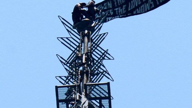 Couple arrested after daring Empire State marriage proposal stunt | Protests News Couple arrested after daring Empire State marriage proposal stunt | Protests News