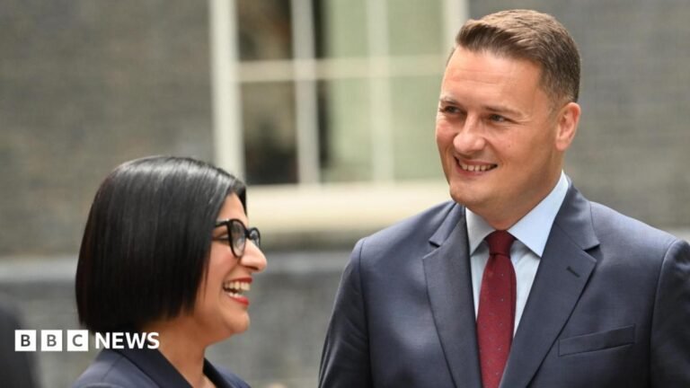 Streeting apologises after early prisoner release comments heard on mic Two young women surrounded by studio lights and tripods selling eyelash serums on a live stream