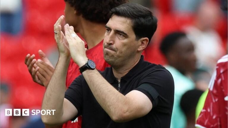 Andoni Iraola applauds the Anfield crowd