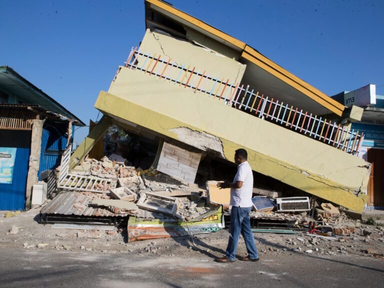 Photos: Search for Indonesia earthquake victims continues | Earthquakes News