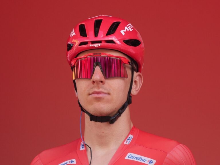 Pogacar to have surgery on broken collarbone after horrific Vuelta crash | Cycling Pogacar to have surgery on broken collarbone after horrific Vuelta crash | Cycling