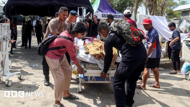 Rescuers search for survivors of powerful Indonesia earthquake Police officers help move a patient to an open-area shelter at a hospital, following an earthquake felt in Labuan Bajo, East Nusa Tenggara province