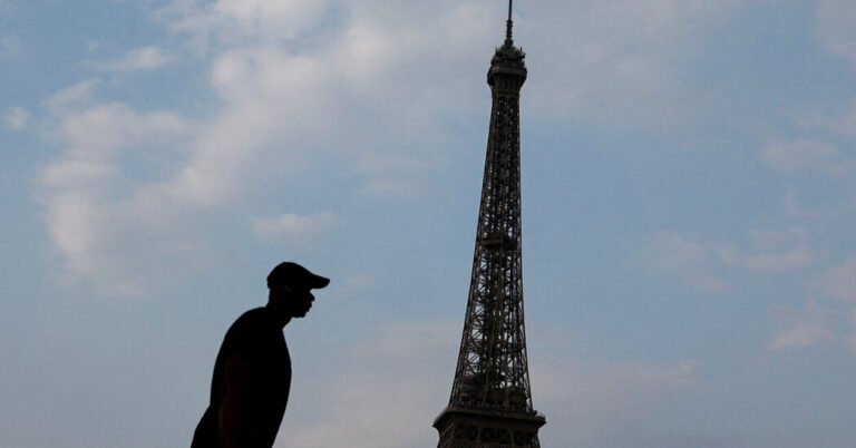 Eiffel Tower Workers Strike, Saying Women Were Excluded From Hindu Group’s Visit Eiffel Tower Workers Strike, Saying Women Were Excluded From Hindu Group’s Visit