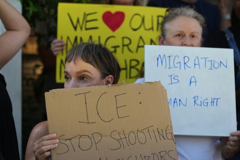 ICE puts vulnerable Republicans in a bind weeks before midterms ICE puts vulnerable Republicans in a bind weeks before midterms