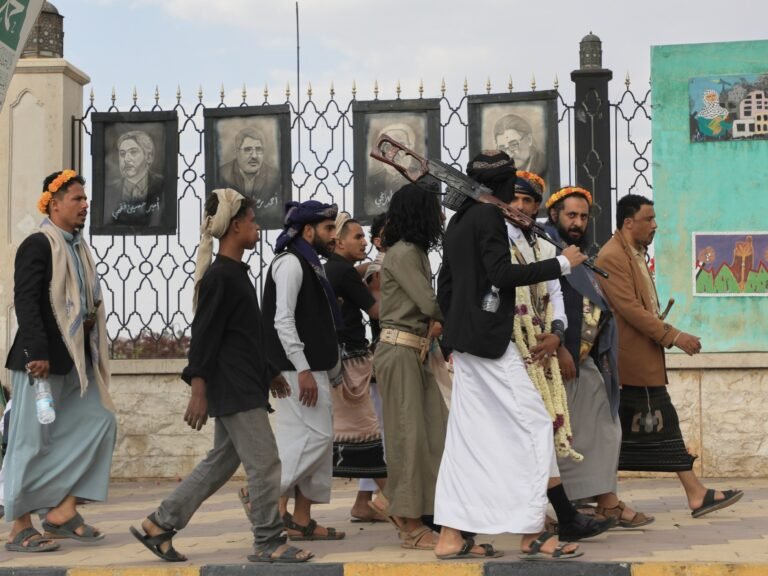 Yemeni forces claim strategic district amid intensified Houthi clashes | Conflict News Yemeni forces claim strategic district amid intensified Houthi clashes | Conflict News