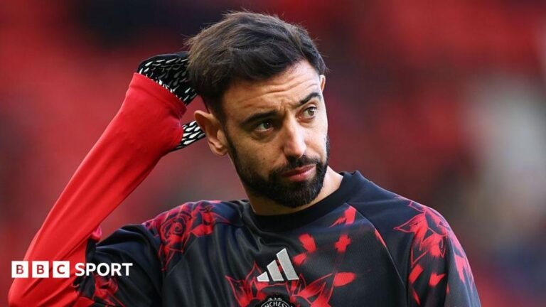 Bruno Fernandes in black and red Manchester United training kit