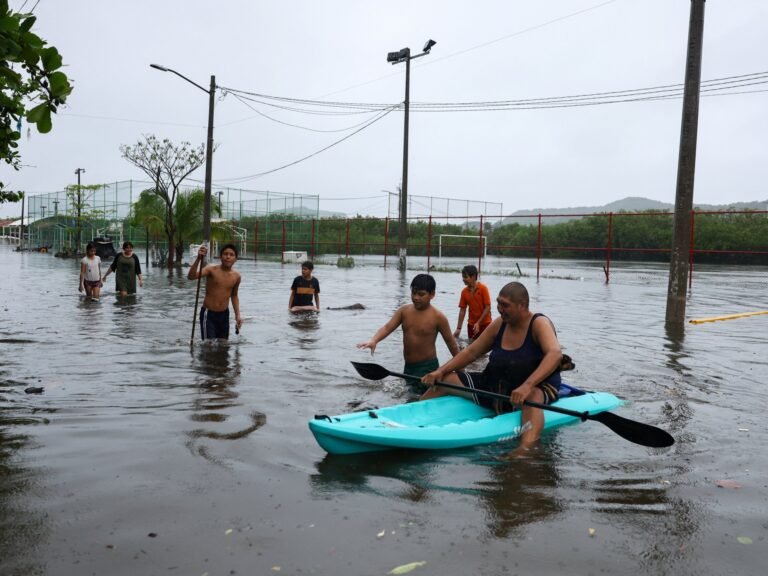 Mexican president urges residents to shelter as Hurricane Simon approaches | Weather News Mexican president urges residents to shelter as Hurricane Simon approaches | Weather News