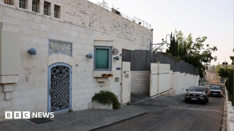 Most UK diplomats to leave East Jerusalem consulate, Israel says, as Miliband says ‘vital services’ to remain Man with blonde bob pointing at camera