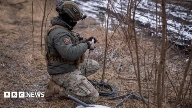 Ukraine war: Why is Starlink internet so important on the battlefield? A Ukrainian soldier uses the Starlink system during an exercise in 2023.