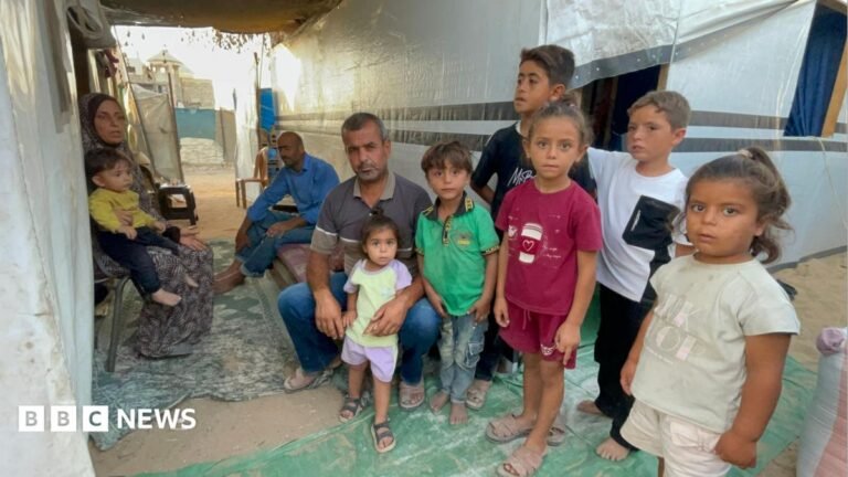 World Food Programme forced to cut aid to Gaza due to funding shortages Dalal al-Dahdouh (L) and her family in Gaza City, northern Gaza
